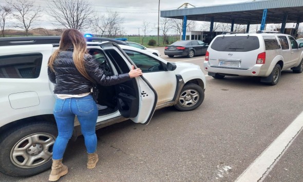 O tânără moldoveancă riscă ani grei de pușcărie în Grecia. Pentru ce este dată în căutare